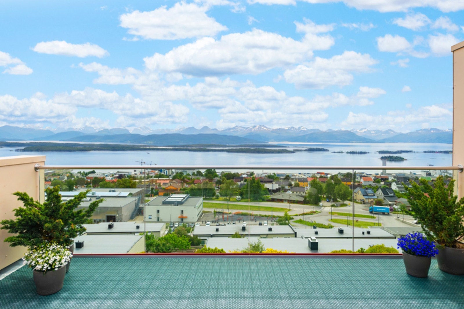 Utsikt fra blokken bak. Bildet er lånt fra Solbakken Terrasse 5. Galleribilde