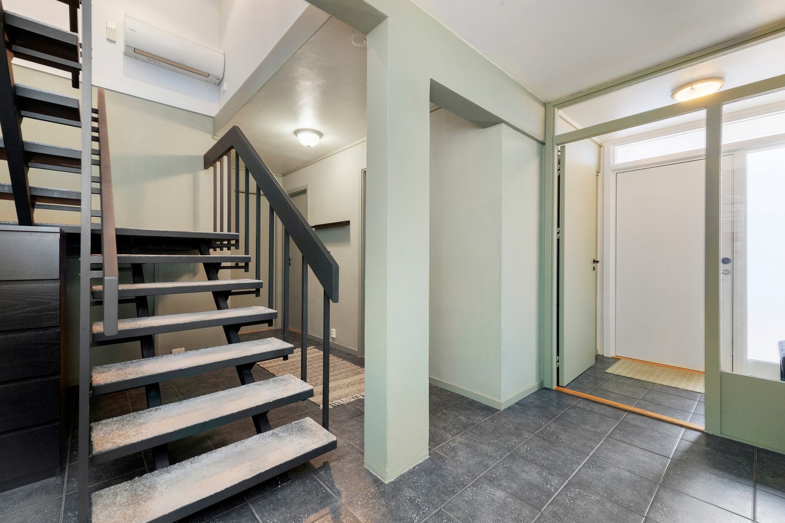 Romslig hall. Galleribilde