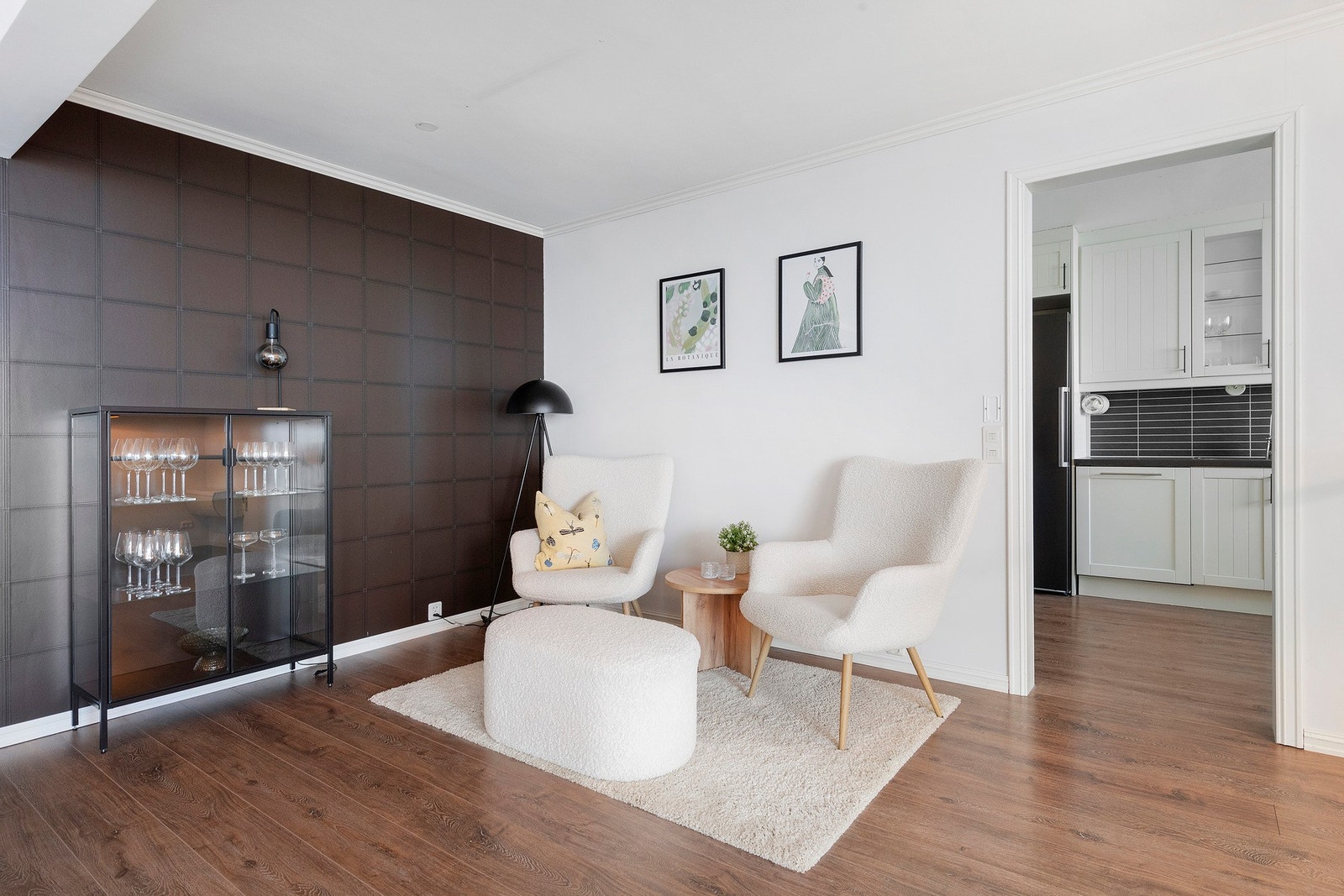 Stuen har plass til flere sittegrupper. Galleribilde