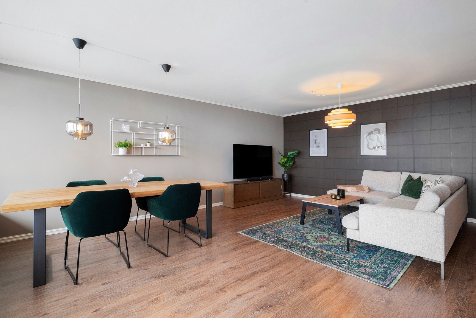 Store vindusflater mot syd gir godt lysinnslipp. Galleribilde