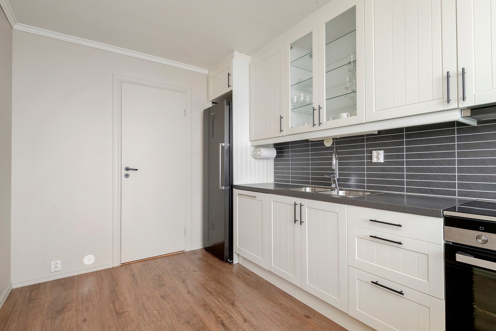 Kjøkkenet har god skap- og benkeplass. Galleribilde