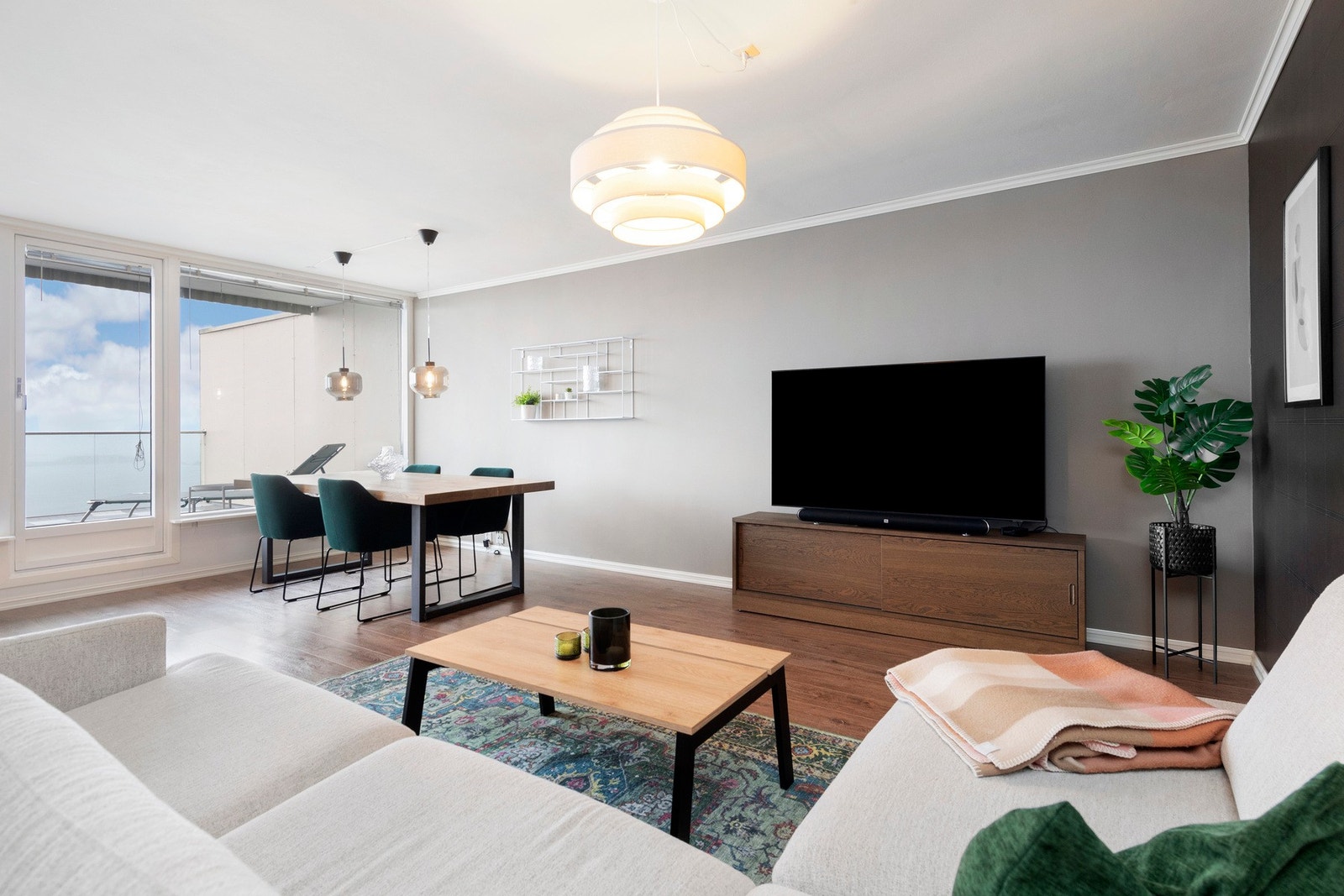 Stuen har direkte utgang til stor takterrasse med fantastisk utsikt. Galleribilde