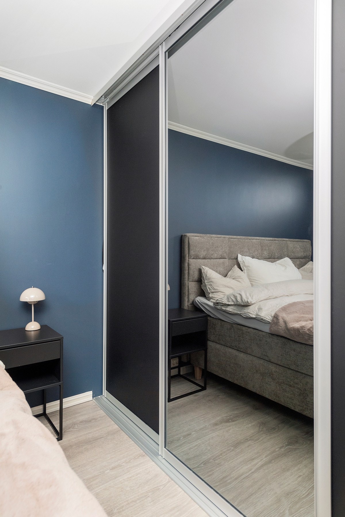 Skyvedørsgarderobe på hovedsoverom. Galleribilde