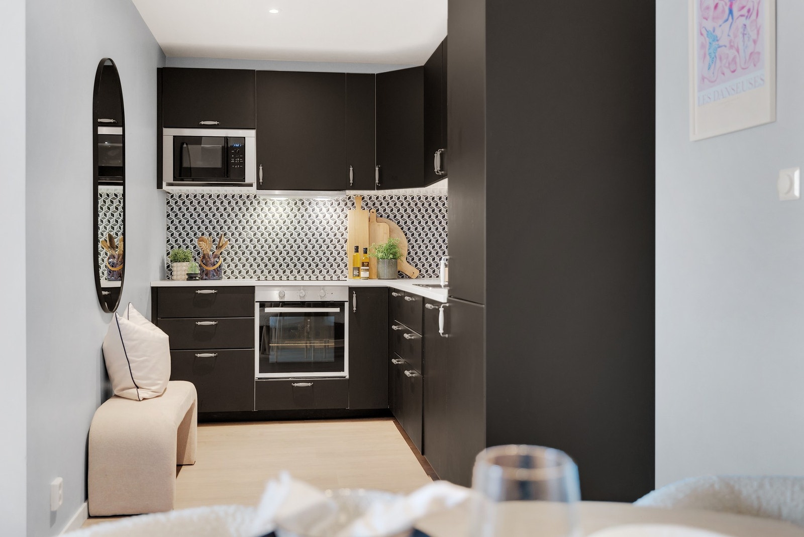 Det er integrerte hvitevarer som: Induksjonstopp, stekeovn, kjøl/- fryseskap, mikrobølgeovn og oppvaskmaskin. Galleribilde