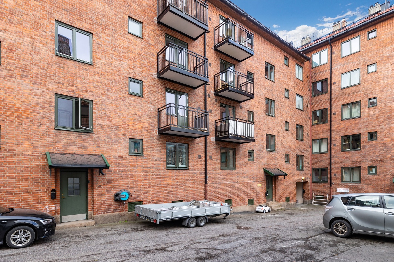 Hovedsoverommet vender ut mot rolig bakgård. Det er mulighet for leie av parkeringsplass (venteliste) Galleribilde