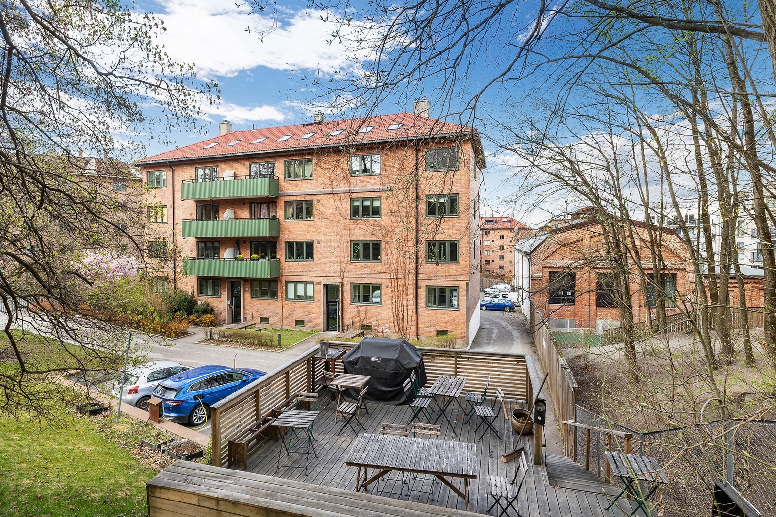 Deler av fellesområdet er pent opparbeidet med grill og sittegrupper Galleribilde