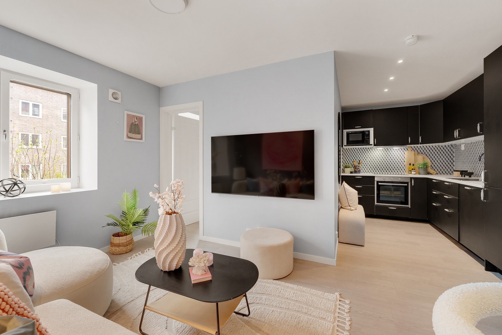 Det er store vindusflater som gir mye lys til rommene. Fra stuen er det inngang til kontor/gjesterom. Galleribilde