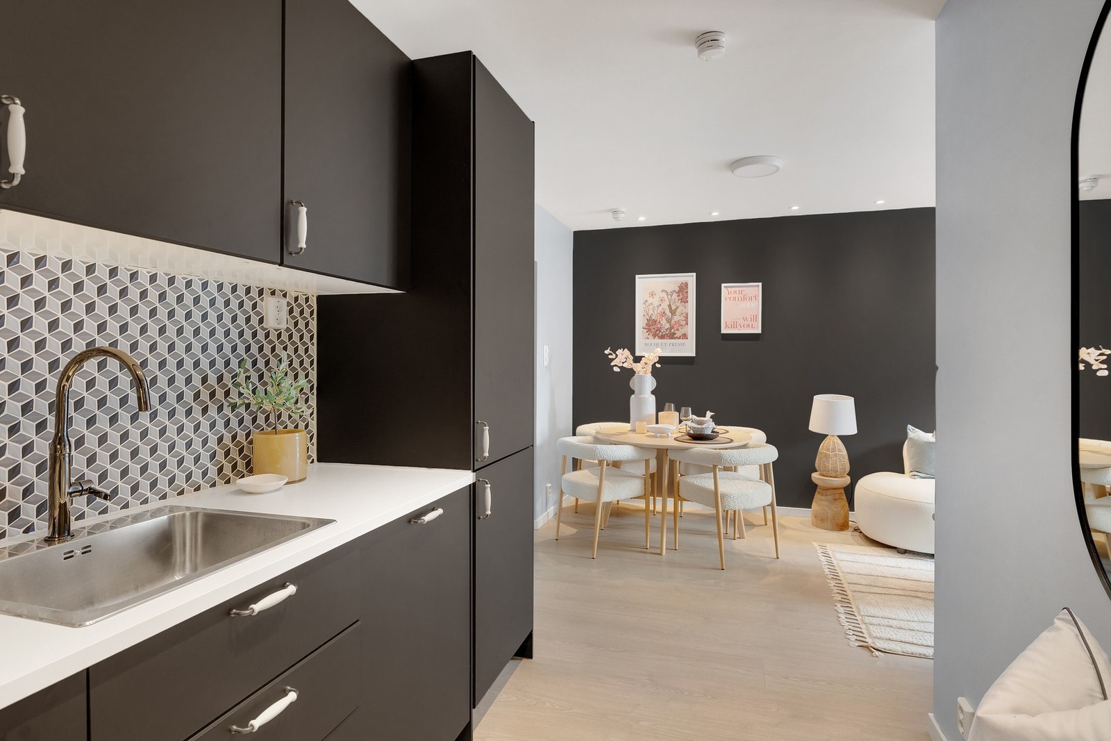 Lekker kjøkkeninnredning fra 2019, delvis avskjermet fra stuedel. Boligen er malt i delikate farger. Galleribilde