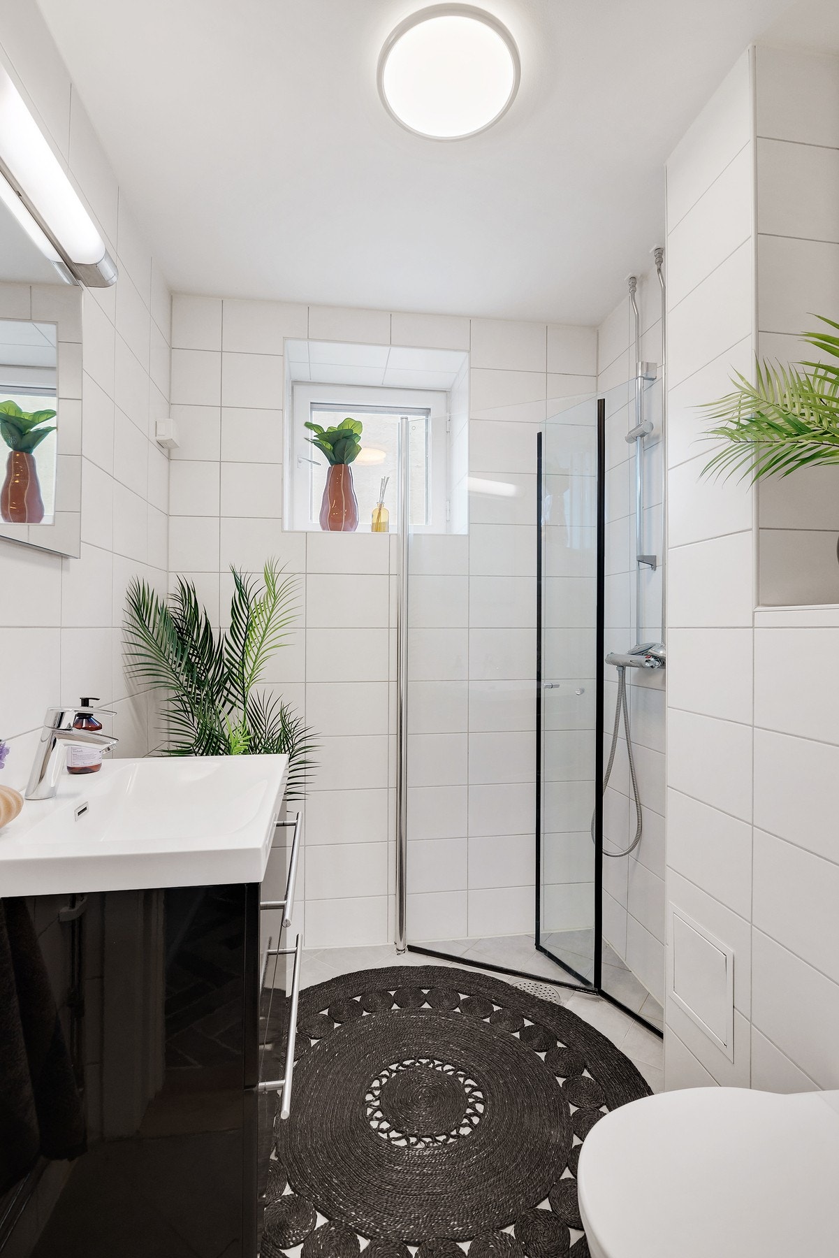 Pent bad/wc rehabilitert i regi av sameiet i 2012. Vinduet på badet gir naturlig lys til rommet og gode luftemuligheter. Galleribilde