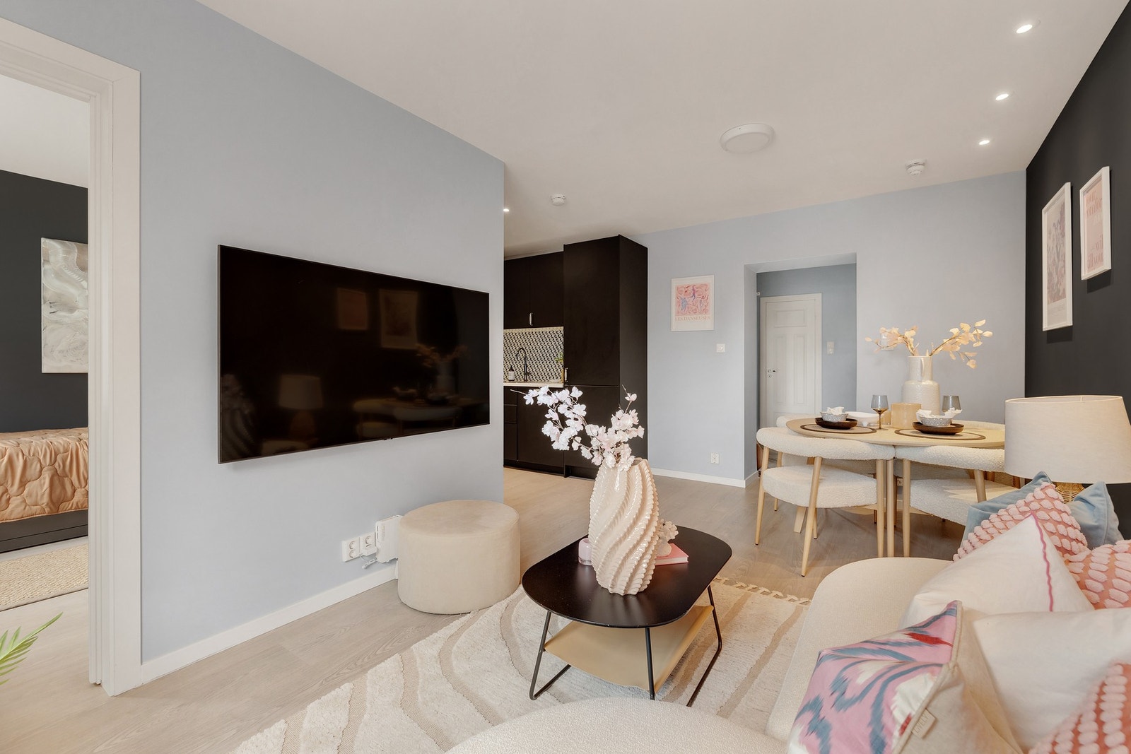 Boligen har gode soneinndelinger. Det er lave strømkostnader da varmtvann er inkludert i felleskostnadene Galleribilde