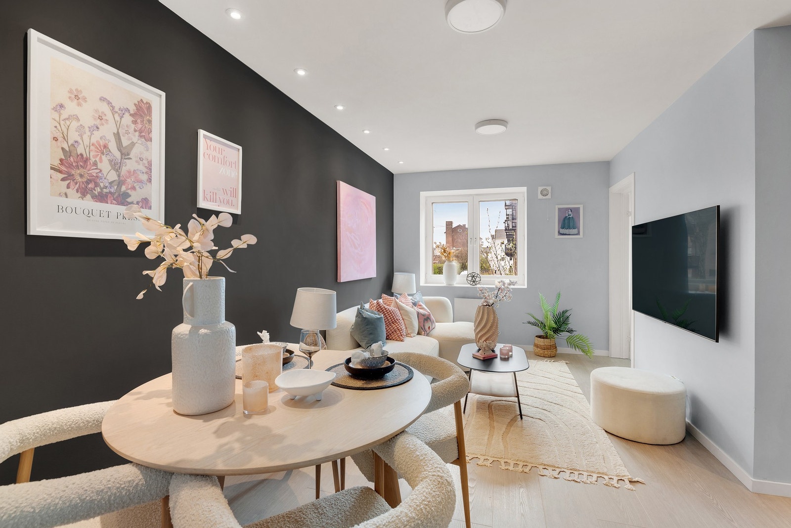 Dette er en gjennomgående og lys 3-roms som har en svært sentral beliggenhet med nærhet til alt du behøver i hverdagen Galleribilde