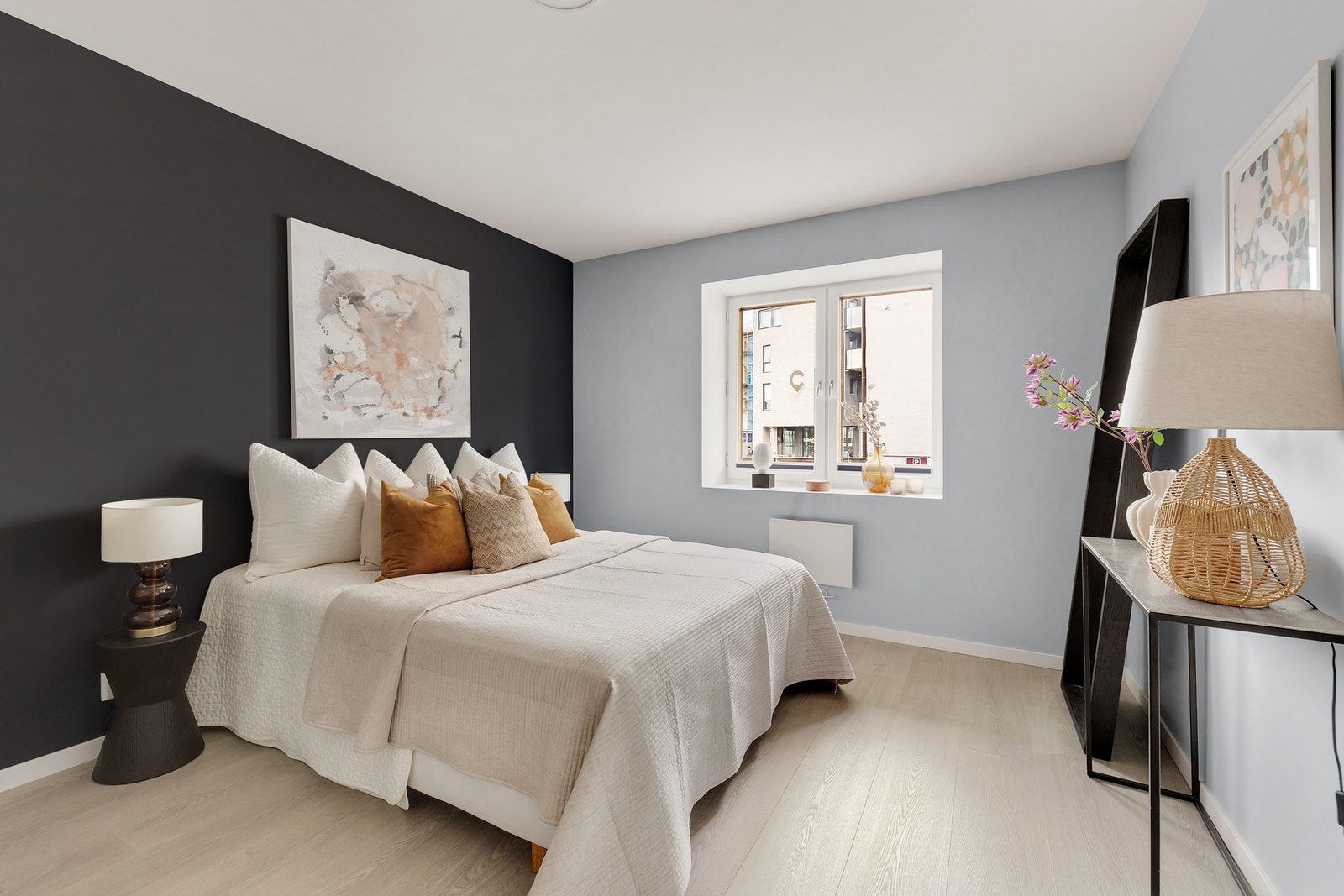 Romslig hovedsoverom som vender mot rolig fellesområde Galleribilde