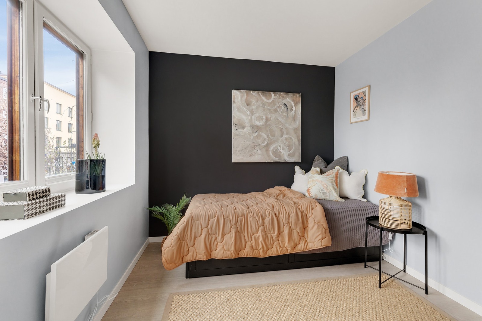 Fra stuen er det inngang til gjesterom. Hva med å leie ut rommet for å spe på bokostnadene? Galleribilde