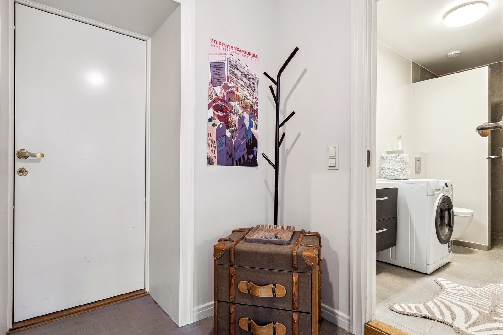 Entreen er lys og romslig, med god plass til skohylle eller lignende. Galleribilde