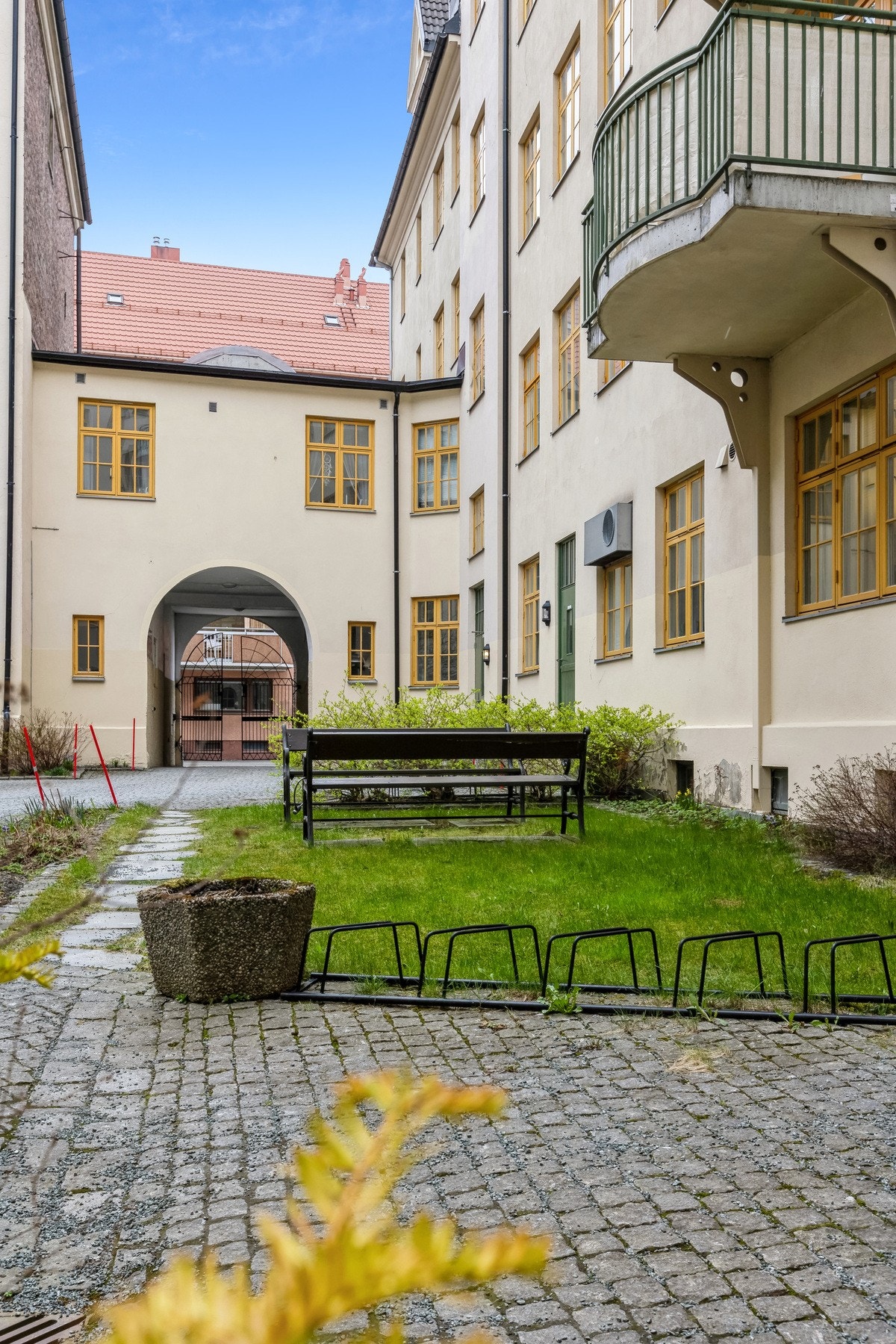 Koselig bakgård med sitteplasser. Galleribilde