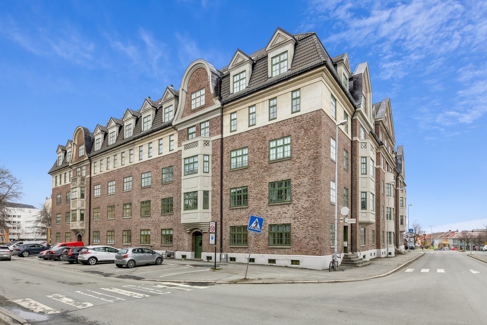 Sentral og fin beliggenhet ved Museumsparken som ligger tilbaketrukket midt i sentrum. Galleribilde