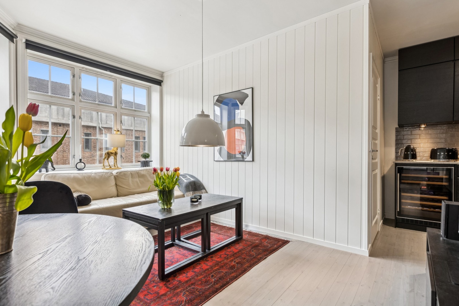 Stuen har store vinduer som slipper inn mye lys. Galleribilde