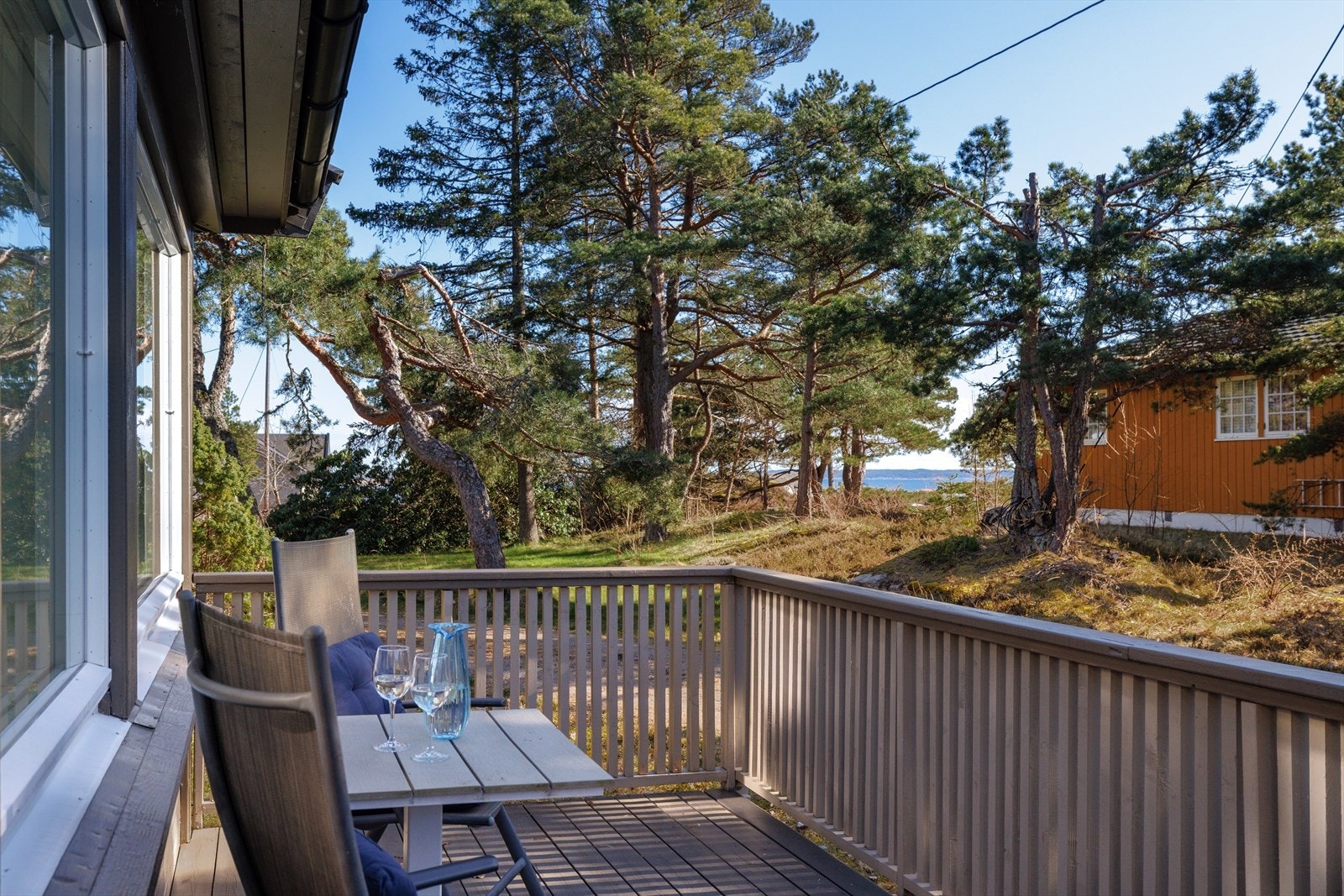 Fra verandaen kan man se sjøen. Galleribilde