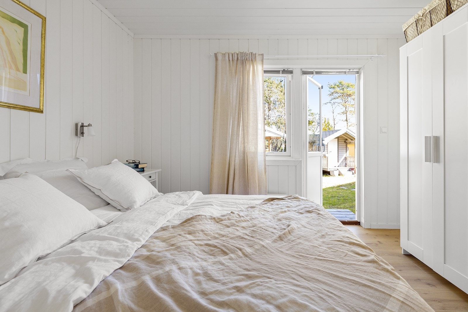 Dette soverommet er utstyrt med terrassedør til hagen i tillegg til vindu. Galleribilde