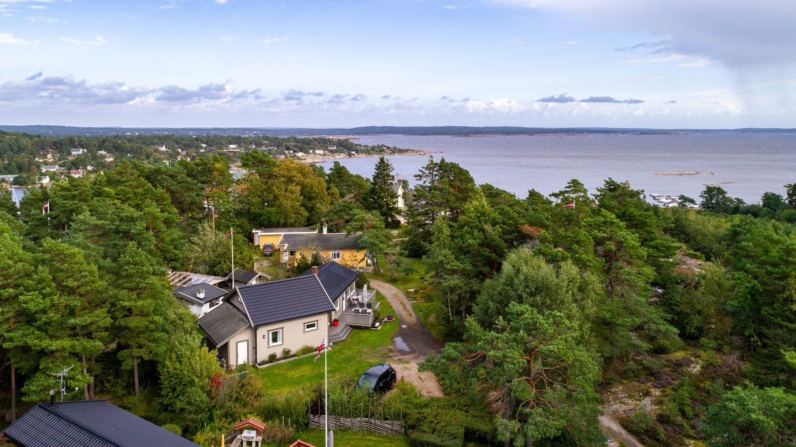Nordvik ønsker velkommen til en sjarmerende fritidsbolig i vakker natur like ved sjøen. Galleribilde
