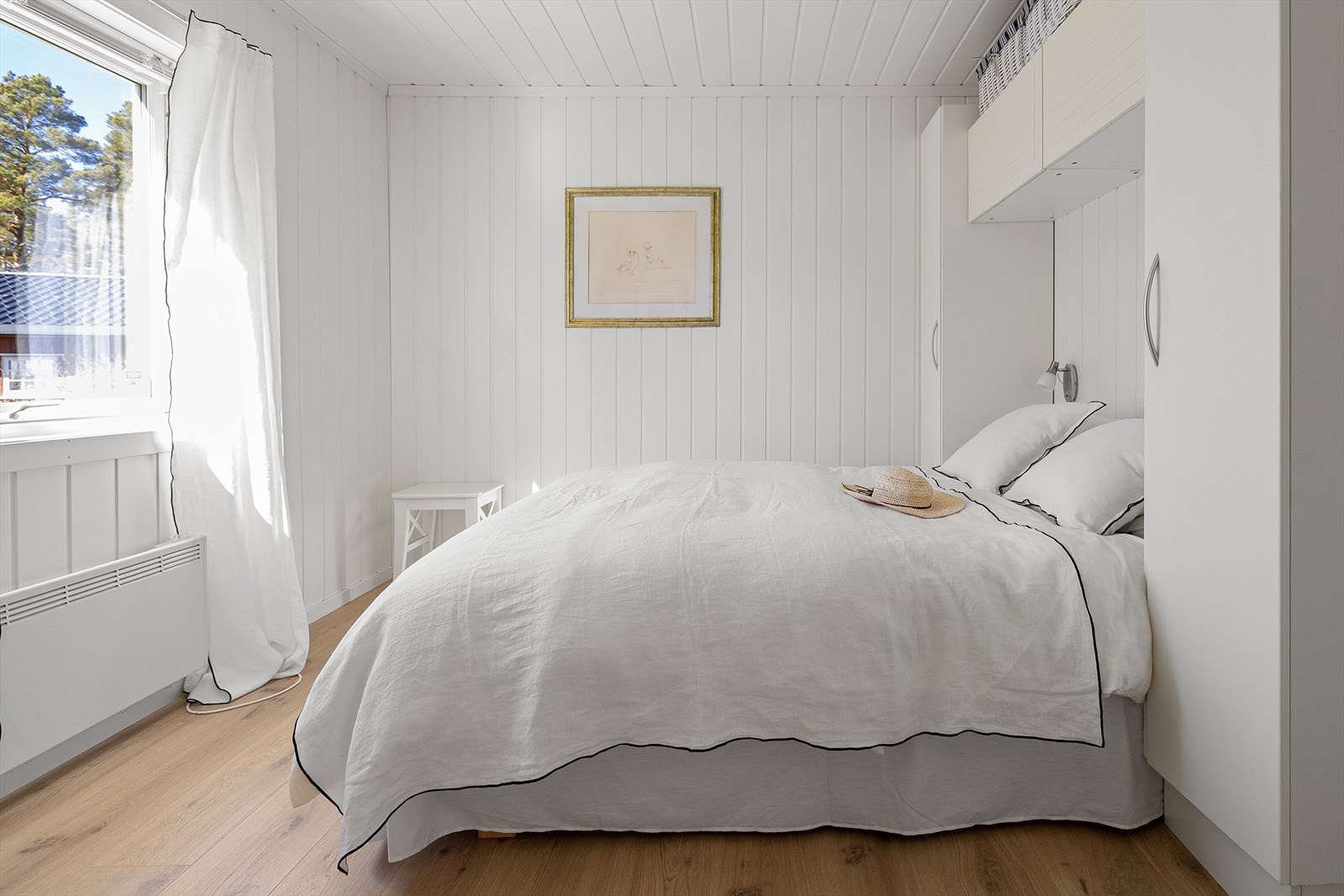 Soverom 2 har en smart plassutnyttelse med garderobe bygd rundt sengegavlen. Galleribilde
