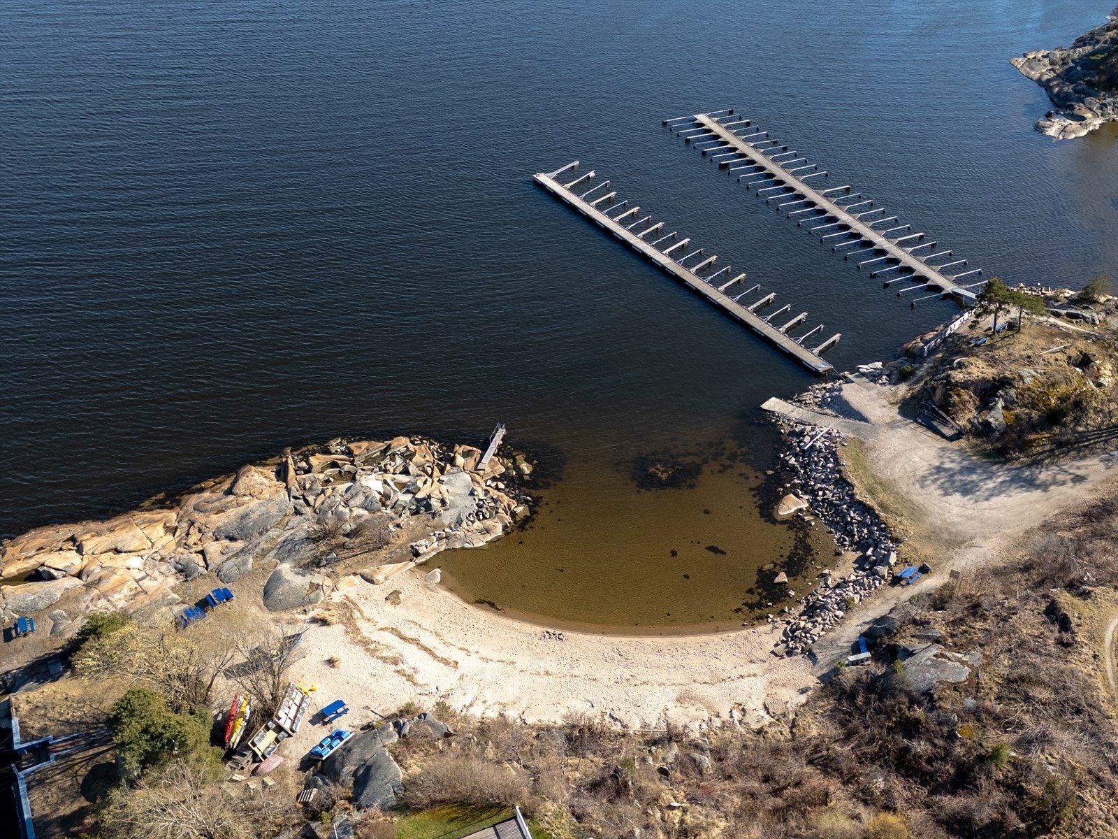 Kun 450 meter nedenfor boligen finner du en flott, barnevennlig strand og båtbrygger. Galleribilde