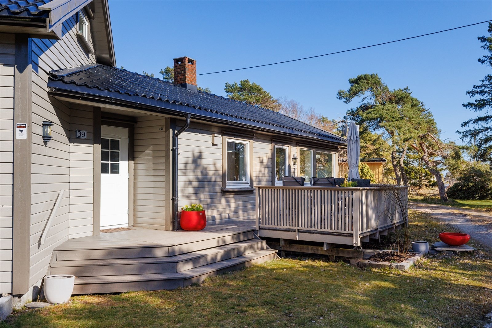 Dette sommerhuset har en uslåelig kombinasjon av friskhet, komfort og sjarme! Galleribilde