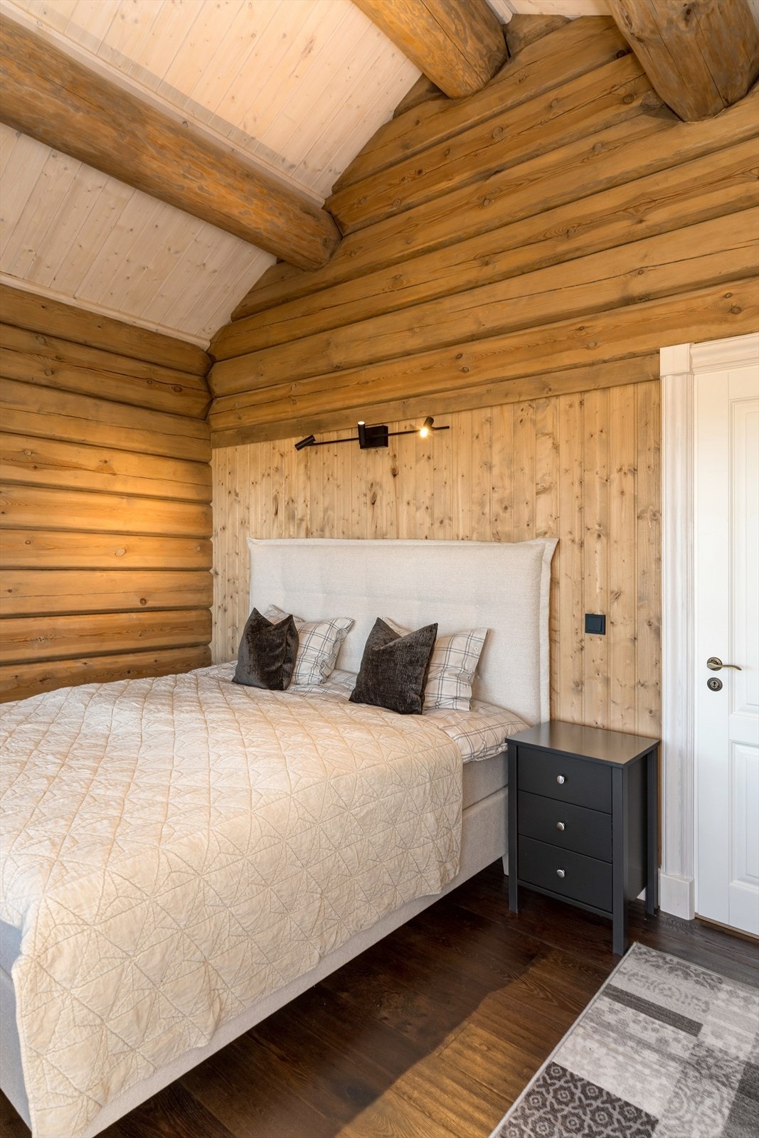 Soverommet har plass til dobbeltseng, nattbord og garderobeskap. Galleribilde