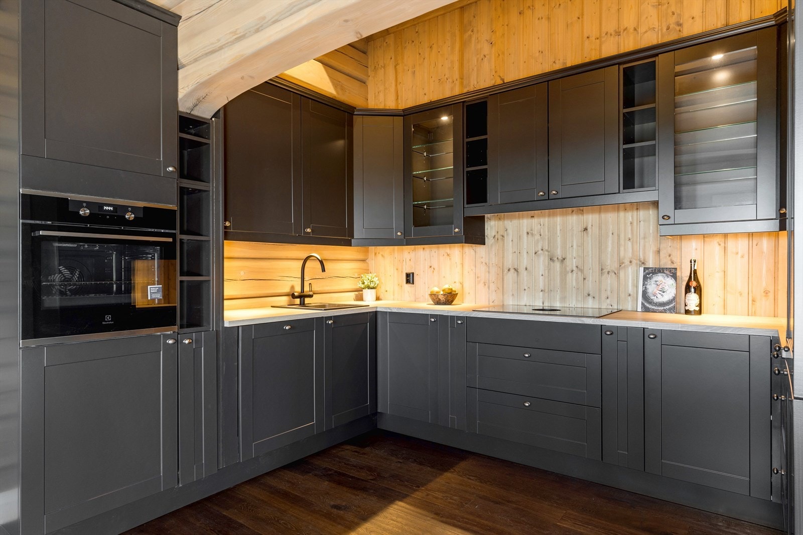 Moderne og tidsriktig kjøkken fra Aubo med integrerte hvitevarer. Galleribilde