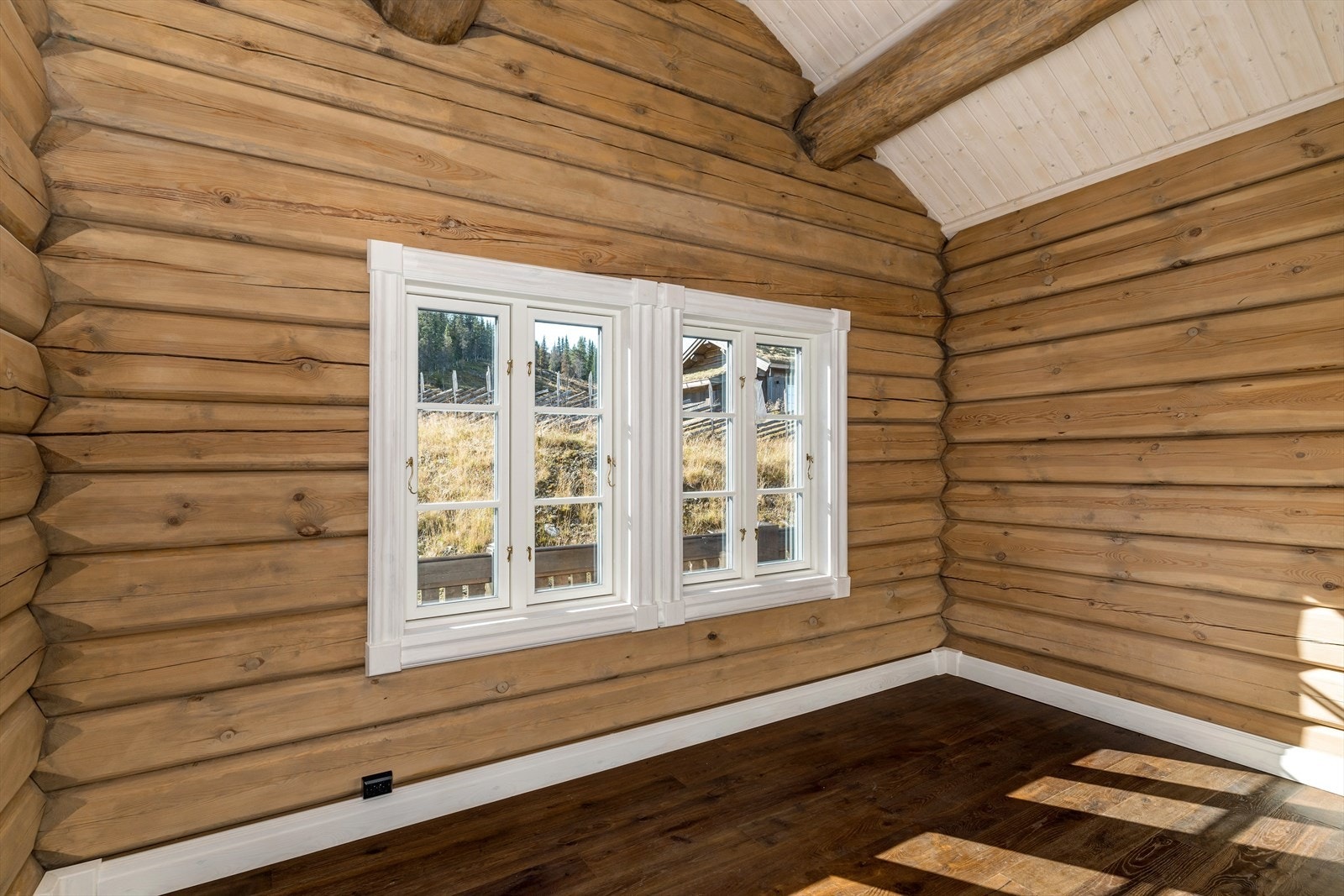 Soverom nr. 4 av svært god størrelse. Rommet ligger med inngang fra entréen. Galleribilde