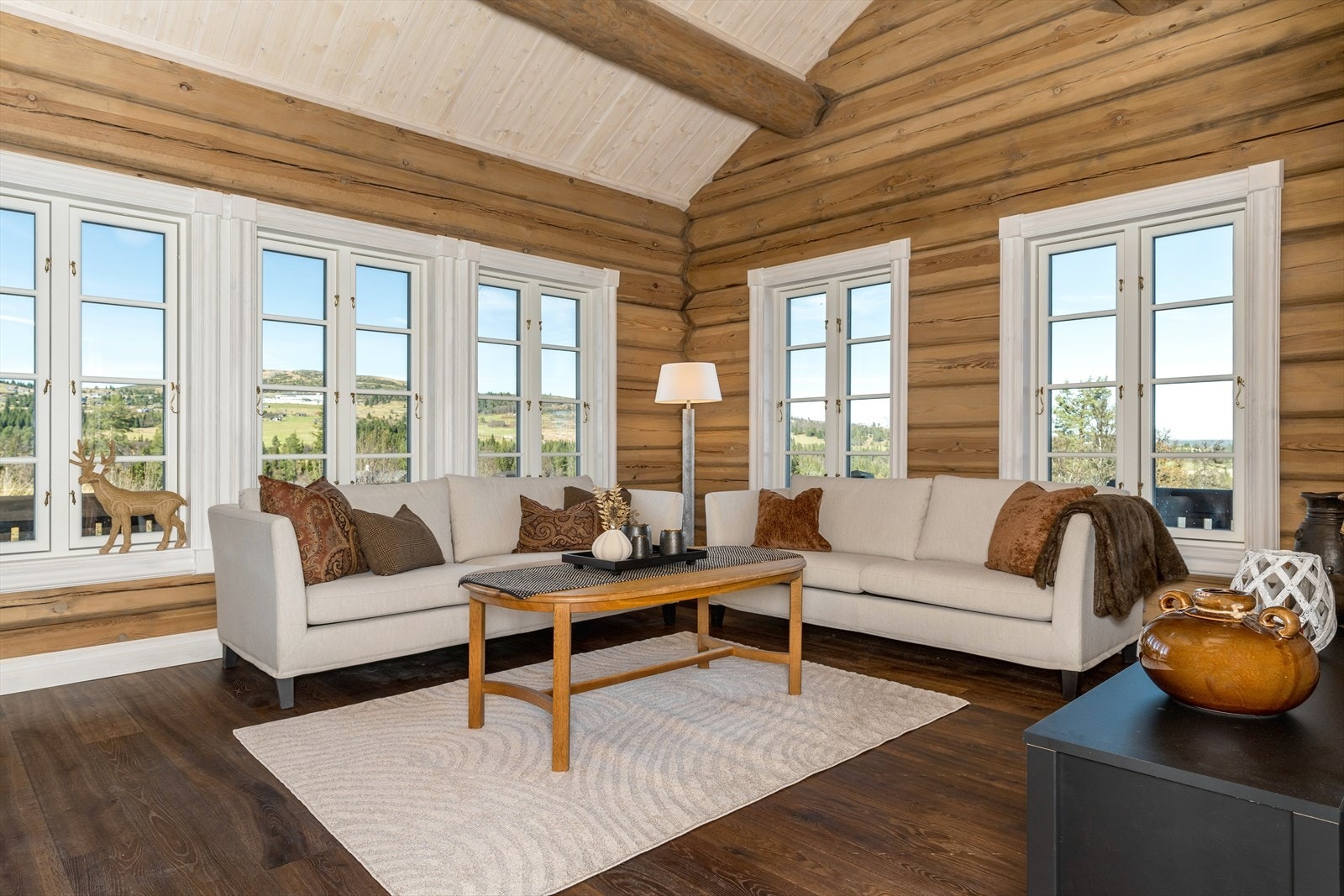 Lys og hyggelig stue med god plass til sofagruppe og annet ønsket møblement. Galleribilde