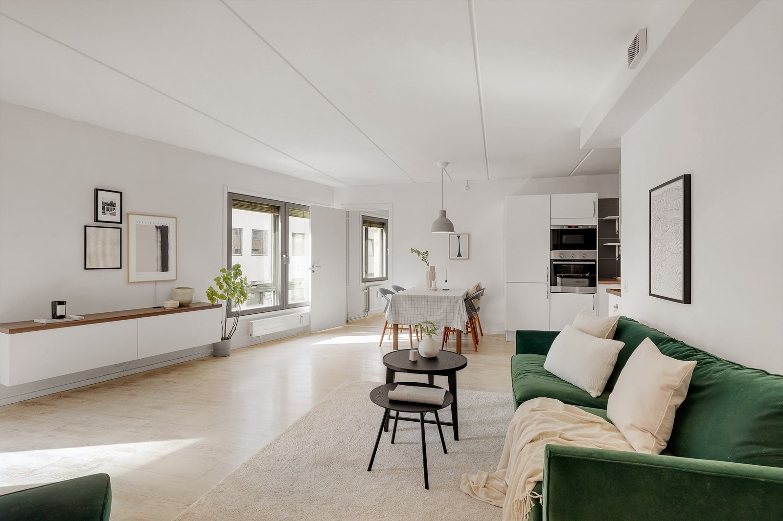 Innbydende og åpen stue med god plass til en romslig sofagruppe med tv-møblement. Galleribilde