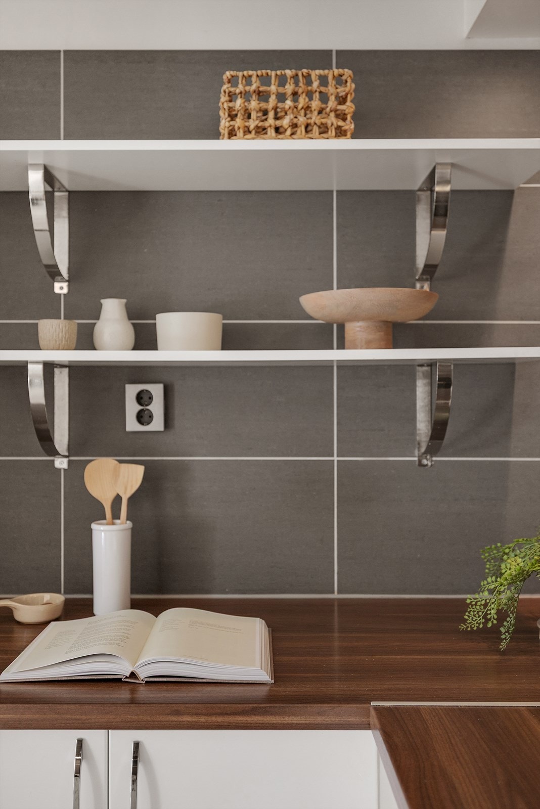 Kjøkkenet er utstyrt med integrerte hvitevarer som induksjonstopp, ovn, kjøl/frys og oppvaskmaskin. Galleribilde