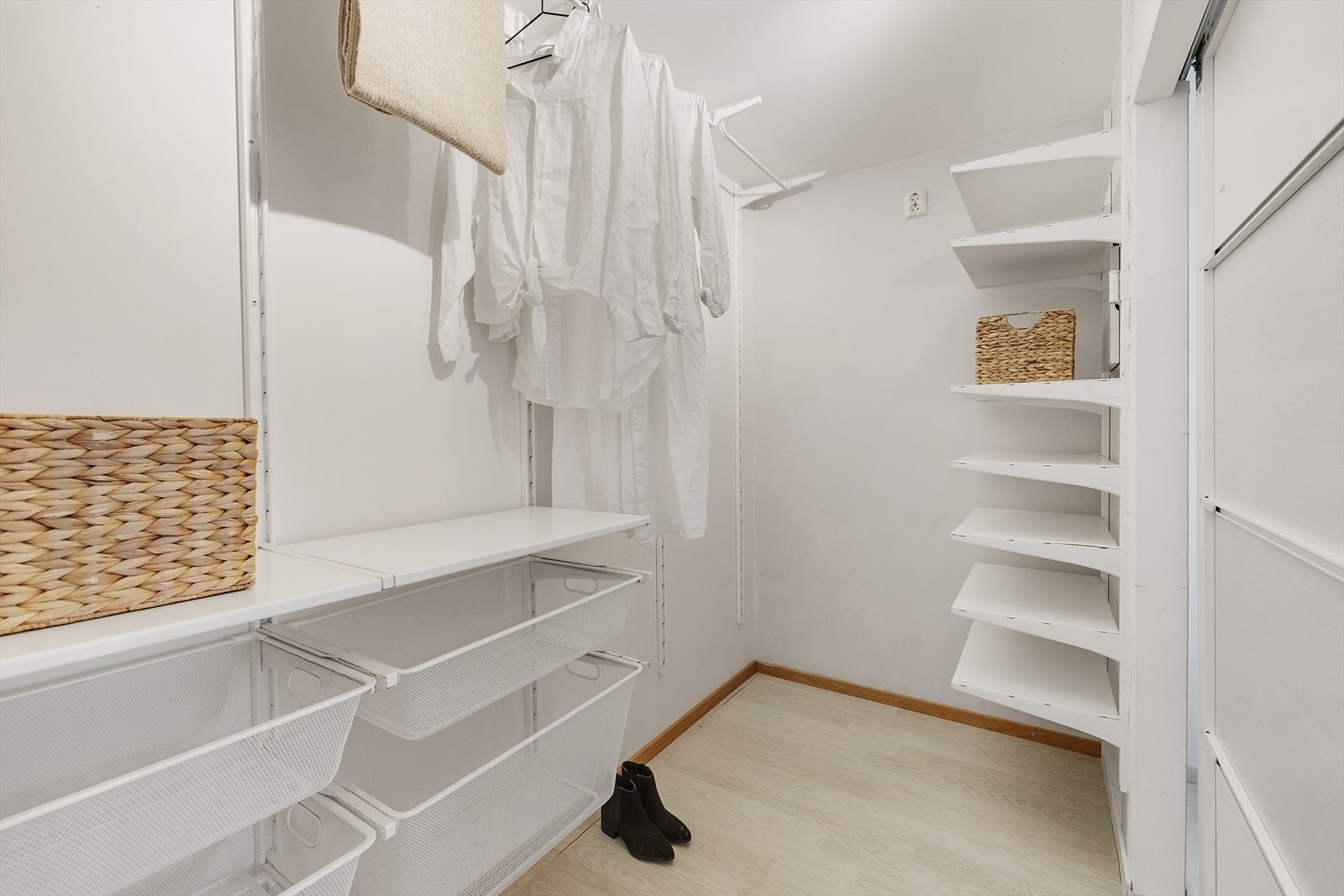 Omkledningsrommet er en herlig luksusvare i denne leiligheten - her får du plass til alt av klær. Galleribilde