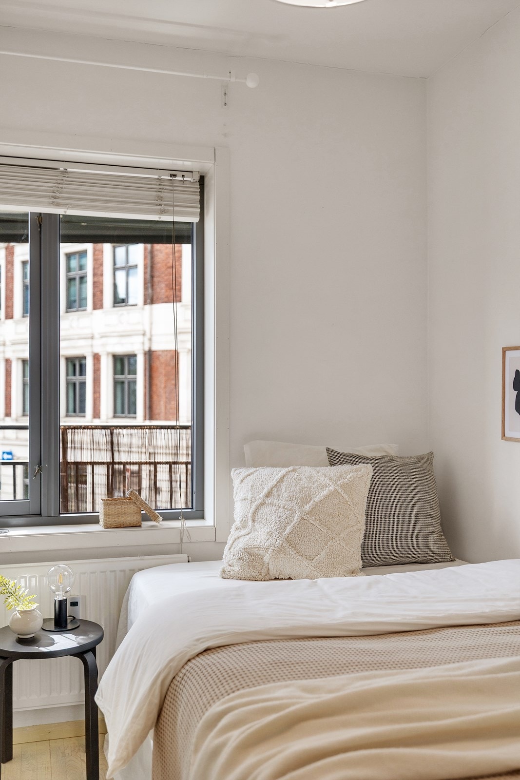 Vinduet slipper inn rikelig med naturlig lys, noe som skaper et lunt soverom. Galleribilde