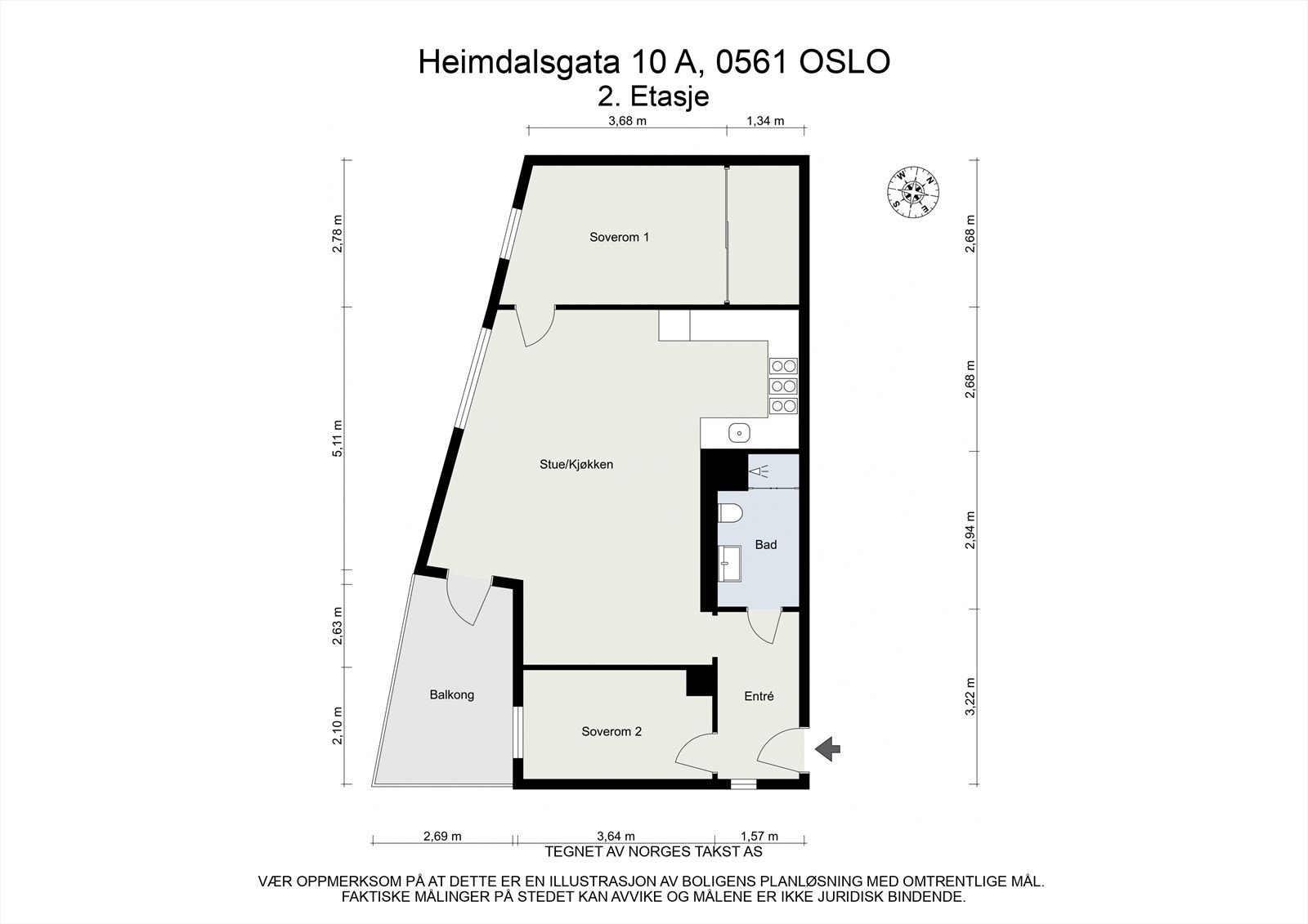 Leiligheten ligger i byggets 2. etasje og inneholder entré, 2 soverom, bad, stue/kjøkken, omkledningsrom og innglasset balkong. I tillegg disponerer leiligheten en kjellerbod på ca. 5 m². Galleribilde