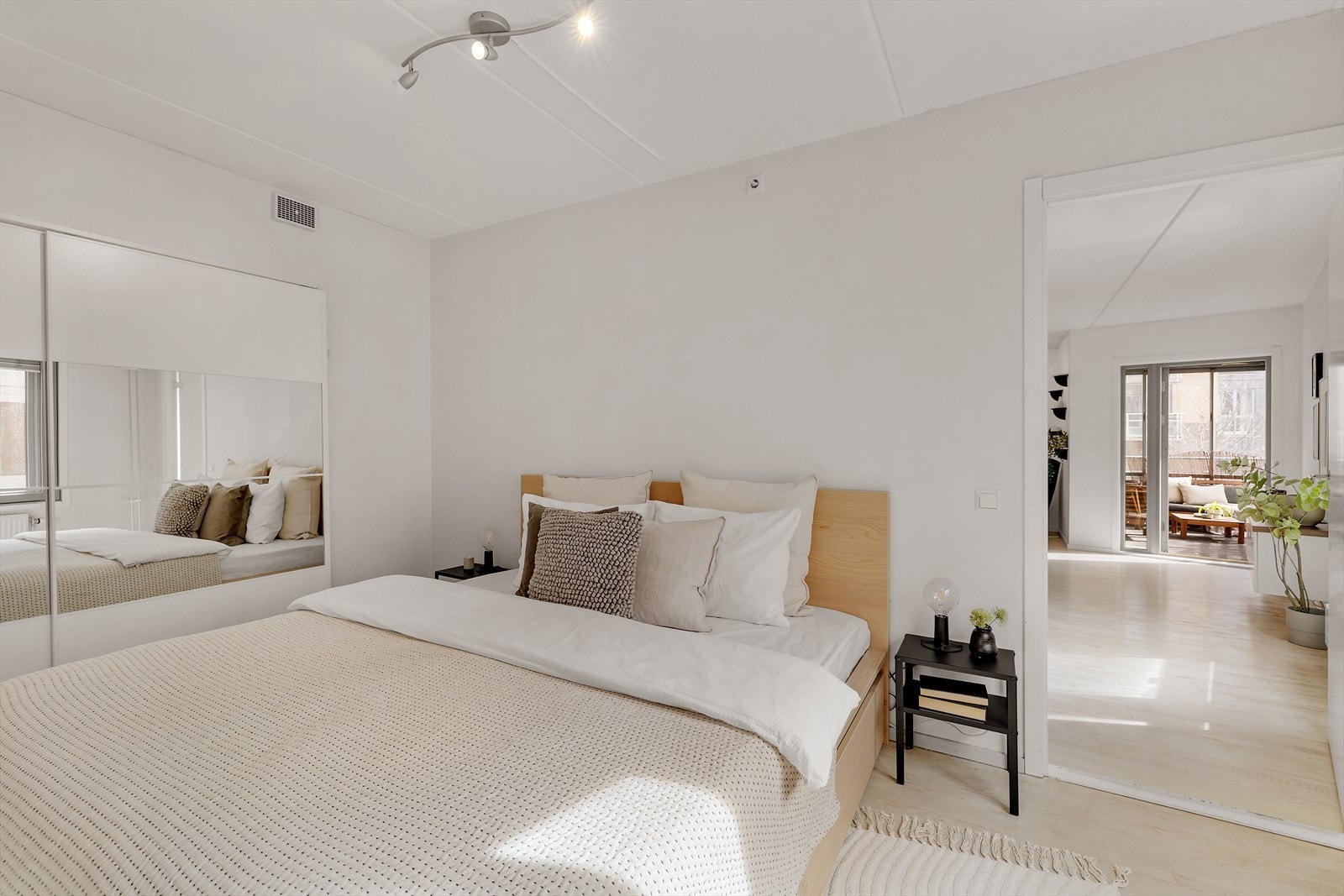 Stort hovedsoverom med god plass til dobbeltseng og tilhørende møblement. Galleribilde