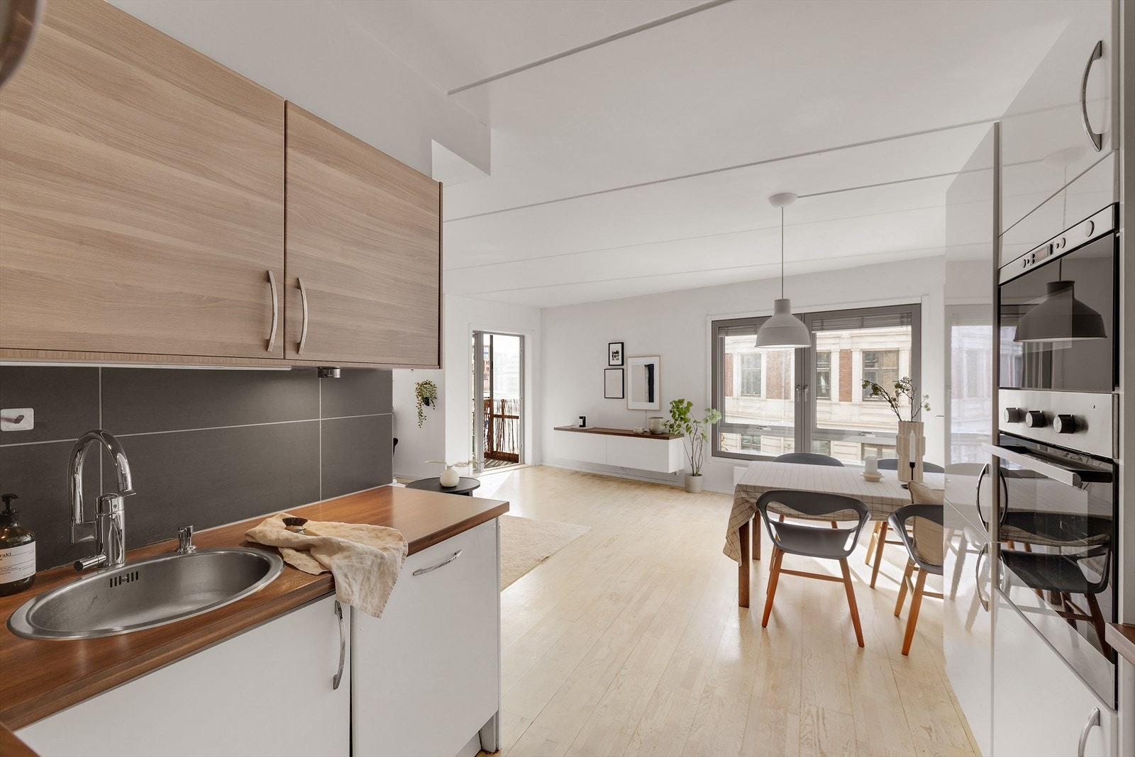 Leiligheten har et moderne og stilrent kjøkken med rikelig med benk-og skuffeplass. Galleribilde