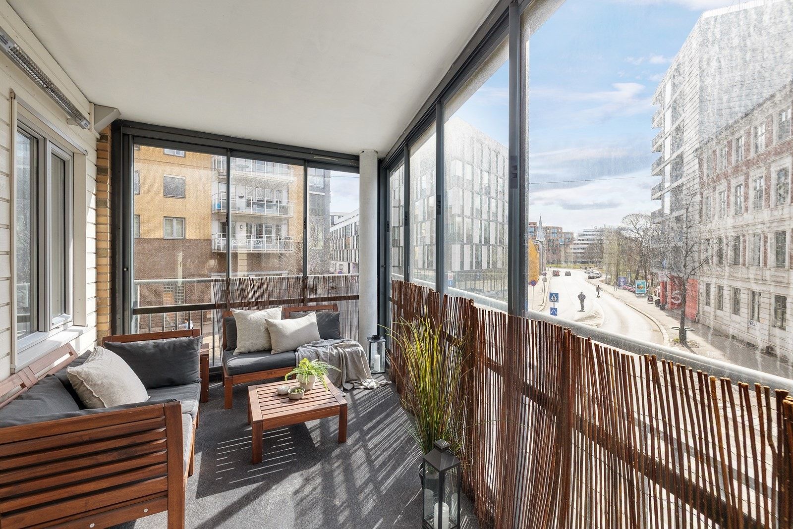 Balkongens innglassering er gull verdt på en kjølig dag. Galleribilde