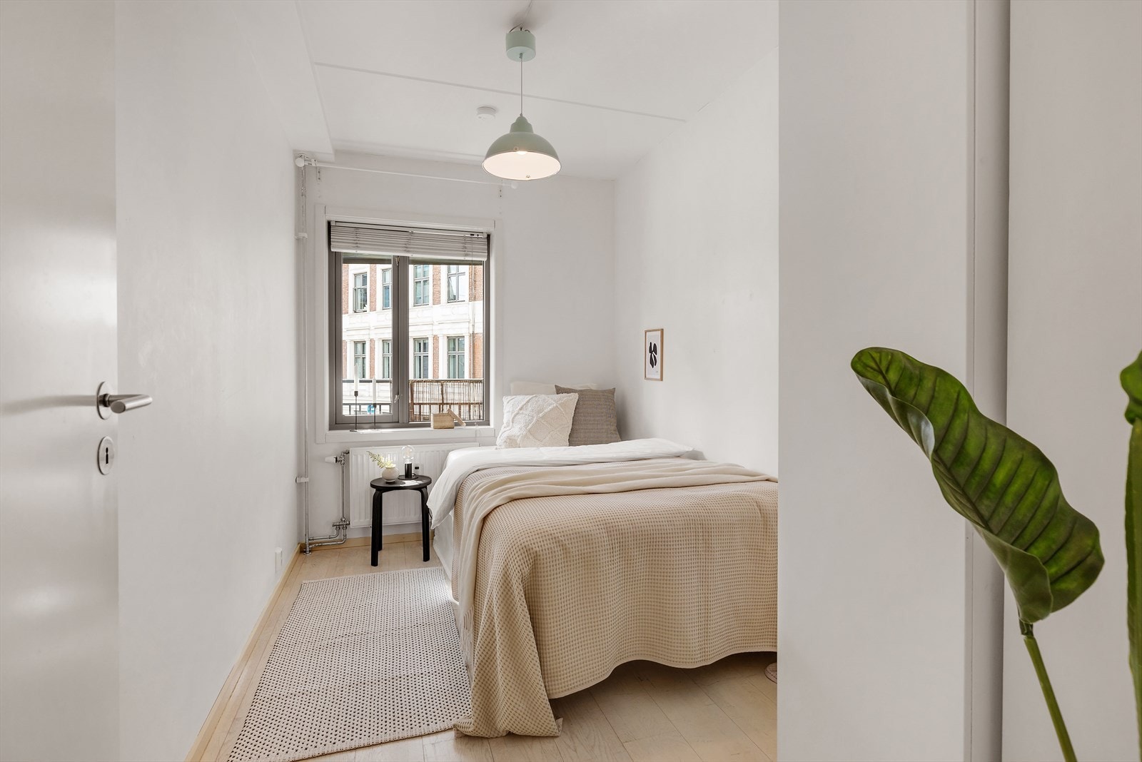 Soverom 2 er også av god størrelse med gaderobeskap og god plass til dobbeltseng og nattbord. Galleribilde