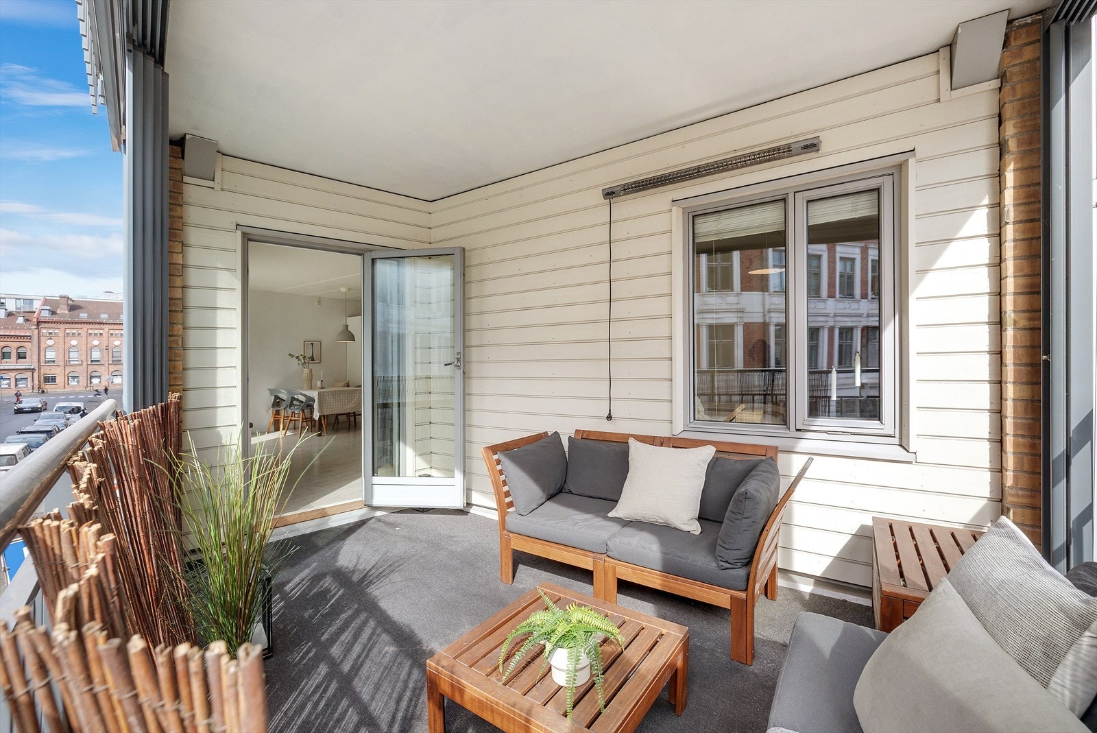 Det er god plass til å møblere med utemøbler på balkongen. Galleribilde