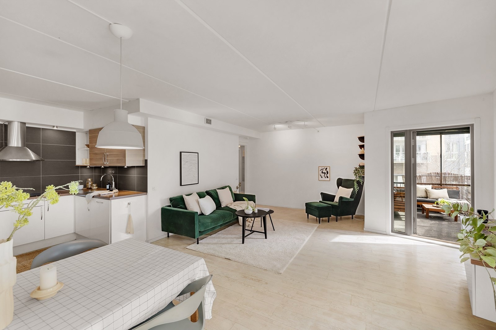 Store vindusflater slipper inn mye med naturlig lys, noe som skaper et lyst og trivelig innemiljø. Galleribilde