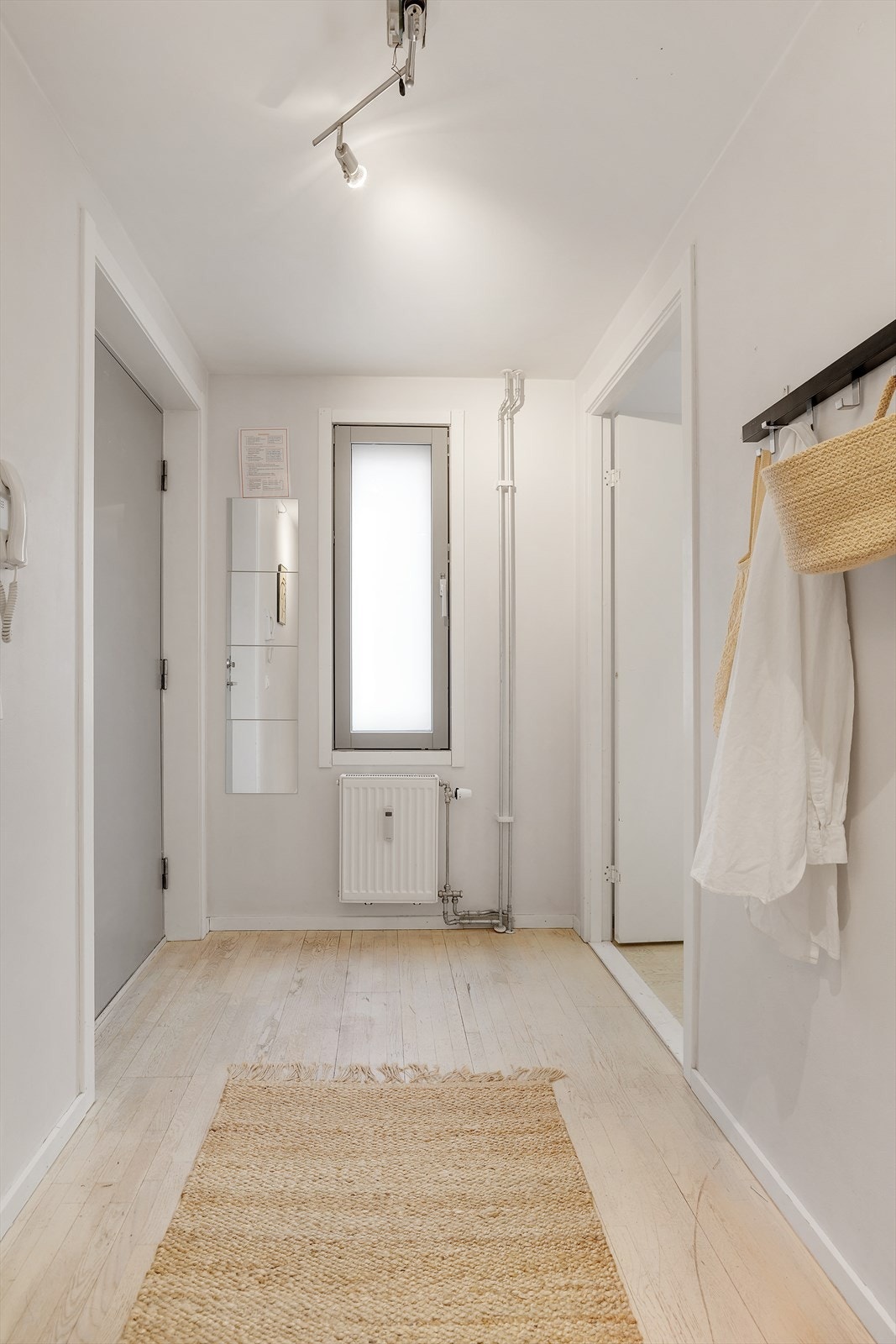 En lys og pen entré ønsker deg velkommen inn i boligen. Galleribilde