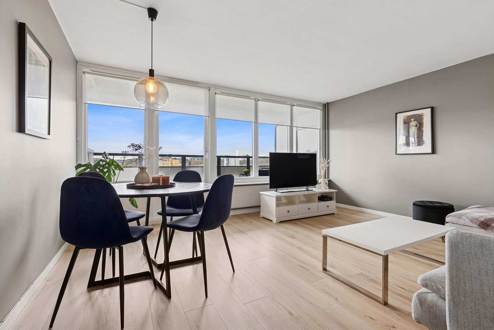 I rommet er det også plassert et rundt spisebord, perfekt for samlinger og måltider med venner og familie. Galleribilde