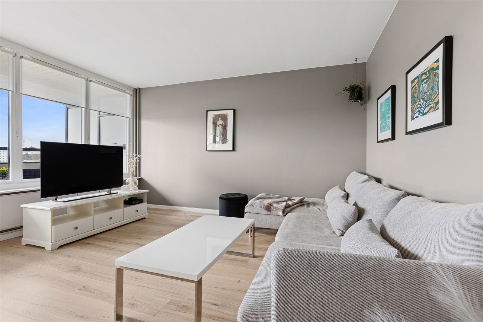 Stuen er praktisk utformet med god plass til en komfortabel sofa og TV-møblement. Galleribilde