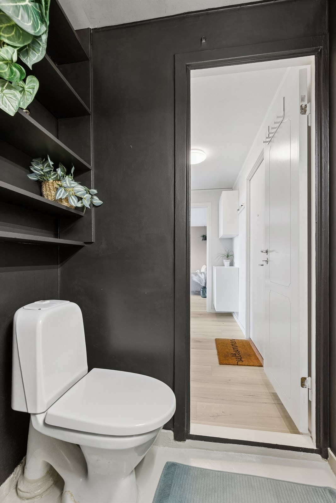 Installasjonene inkluderer toalett, innredning, servant og speil, som gir praktisk funksjonalitet. Galleribilde