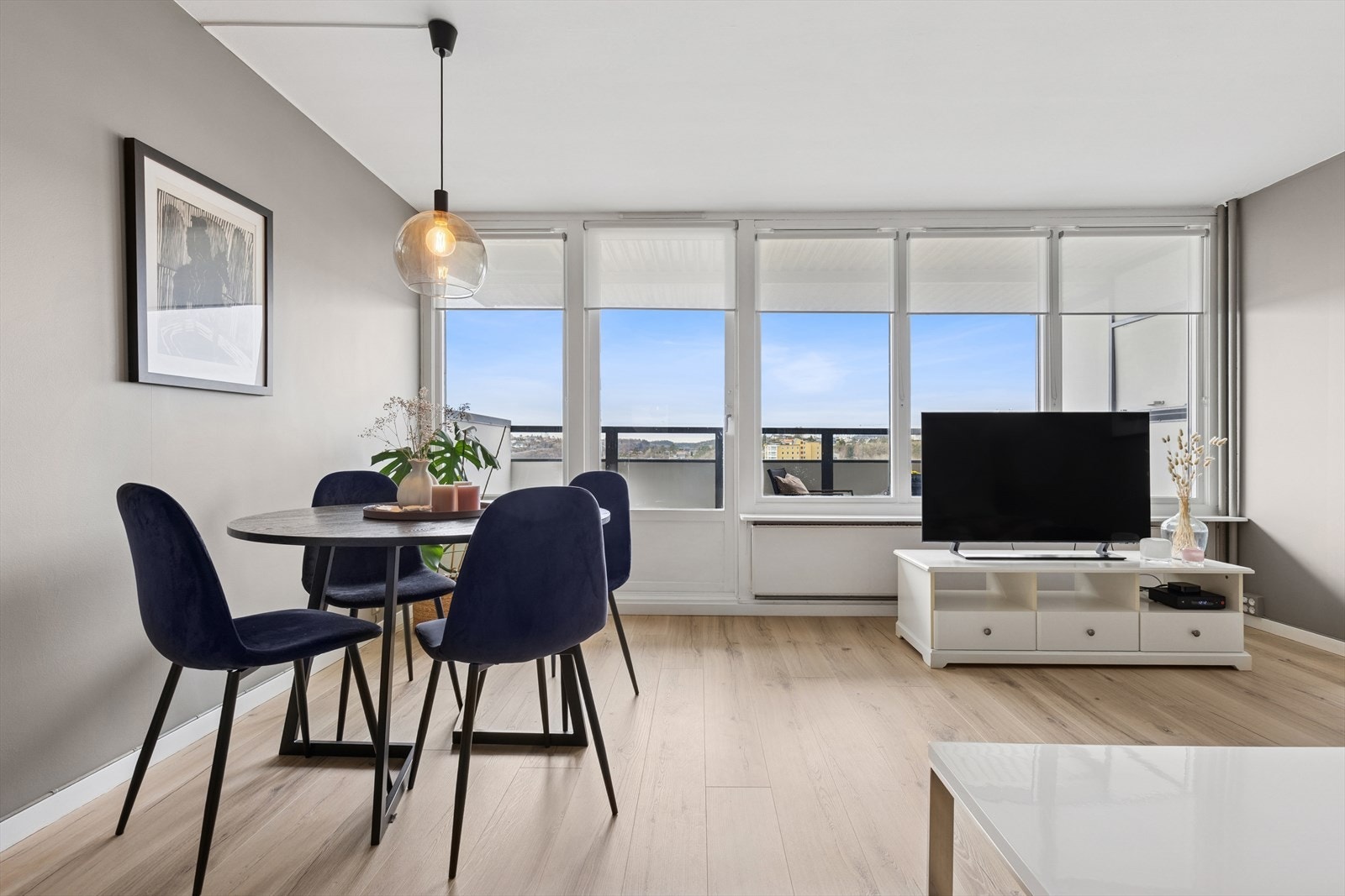 Fra stuen er det direkte utgang til en overbygget balkong på ca. 8 kvadratmeter. Galleribilde