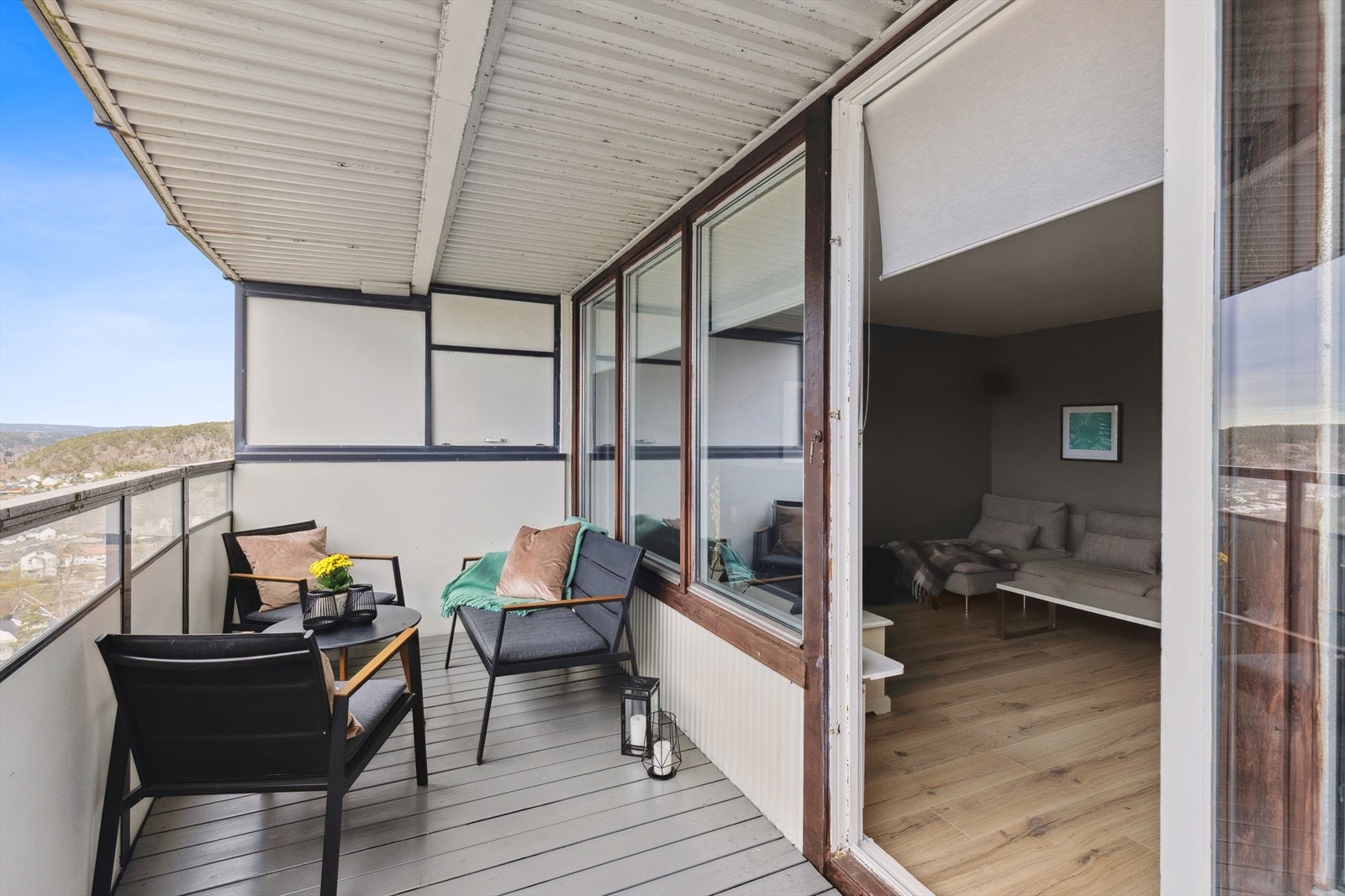 Balkongen gir mulighet for utendørs avslapning og hyggelige stunder i frisk luft. Galleribilde