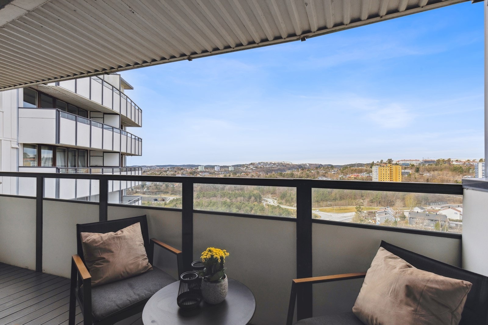 Fra balkongen er det en flott utsikt mot nærområdene, som gir en følelse av å være i kontakt med omgivelsene. Galleribilde