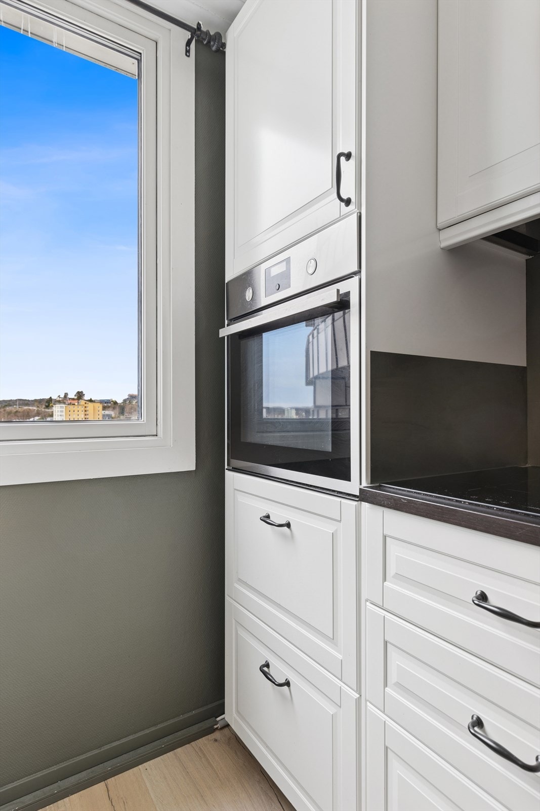 Det er montert platetopp og stekeovn, som bidrar til et ryddig og sammenhengende design. Galleribilde